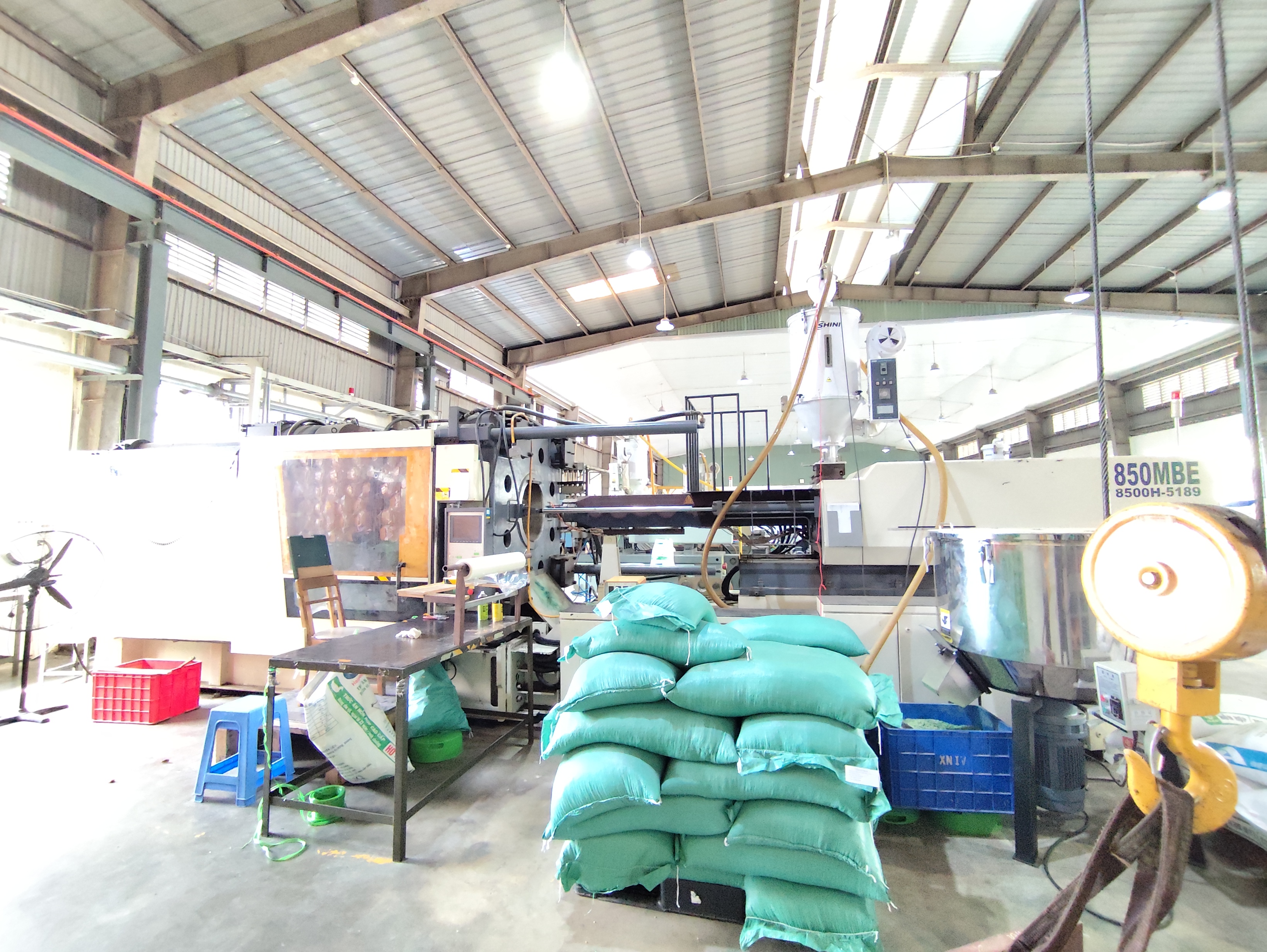 Plastic injection molding machine 4.jpg
